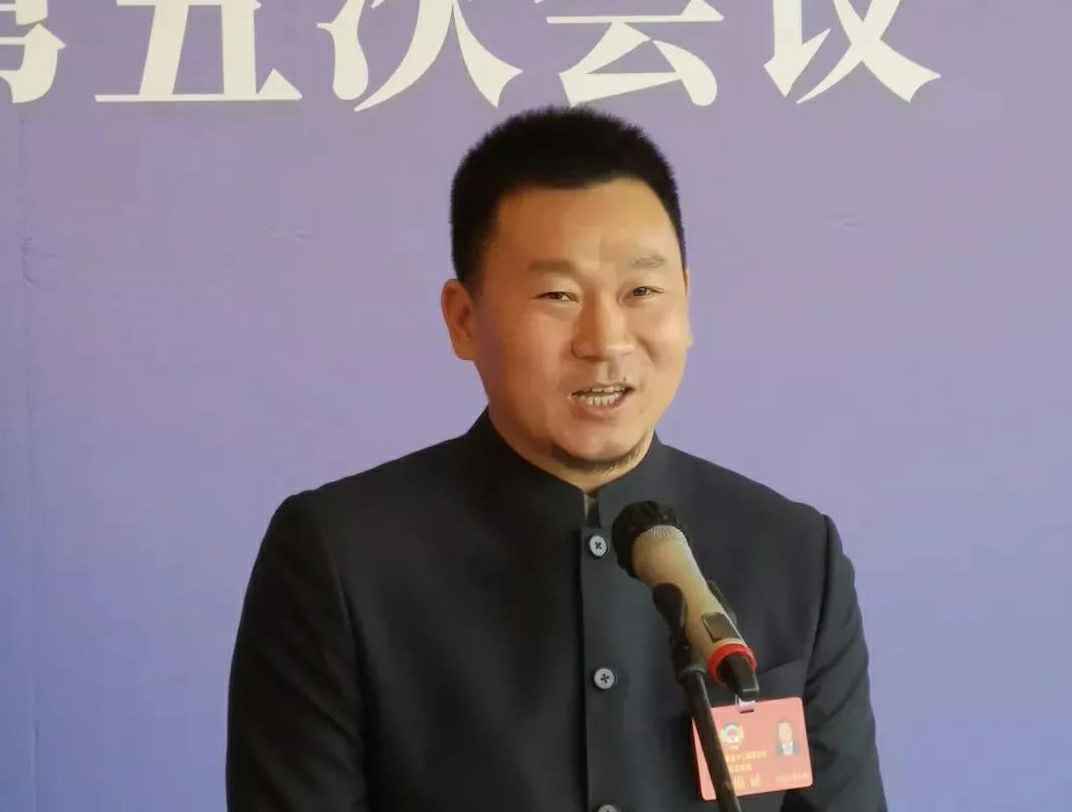 为进一步展示市政协团结、民主、开放、自信的形象，向市民和网友展示政协委员的履职风采，中山市政协十二届五次会议在2月4日上午开幕前开设“委员通道”，市政协委员、常州韩志企业信息系统有限公司公司总经理陈朝阳走进“委员通道”，回应社会关切的问题。他就如何做好城市应急管理规划的问题进行发言，并回答记者提问。.jpg